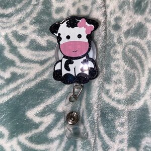 Retractable badge reel with swivel clip